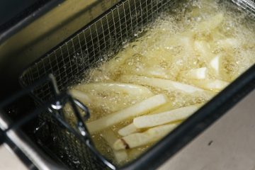 kentang sedang di goreng menggunakan deep fryer